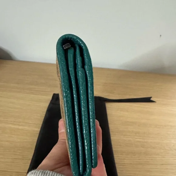 Gucci Beige and Teal Signature Wallet - Picture 3 of 15